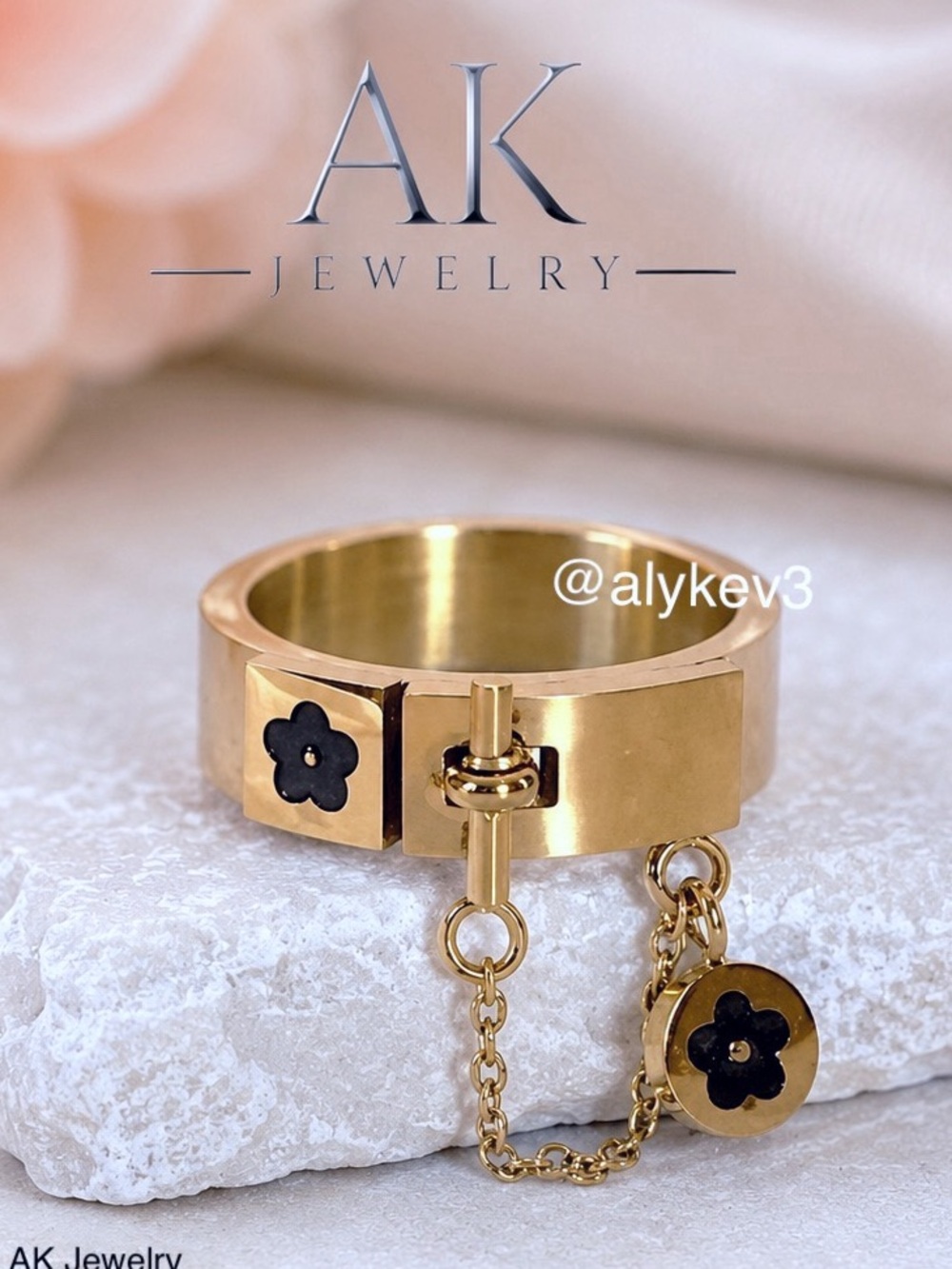 💎Beautiful Ring Flower Clover with Chain Gold Dangle Motiff, Unique